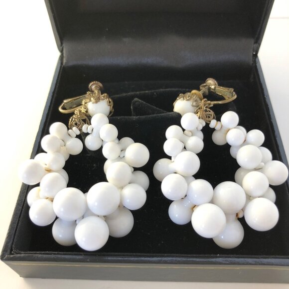 Absolutely Stunning Vintage Miriam Haskell Milk Glass Drop Earrings - Picture 1 of 4